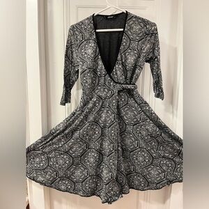 Black and white geometric pattern wrap dress w/POCKETS, S(4)